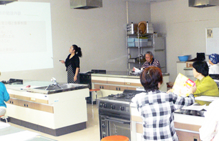 ■川村氏が講師を務めるアキヤマ主催の低たんぱく食料理教室(平成26年5月)